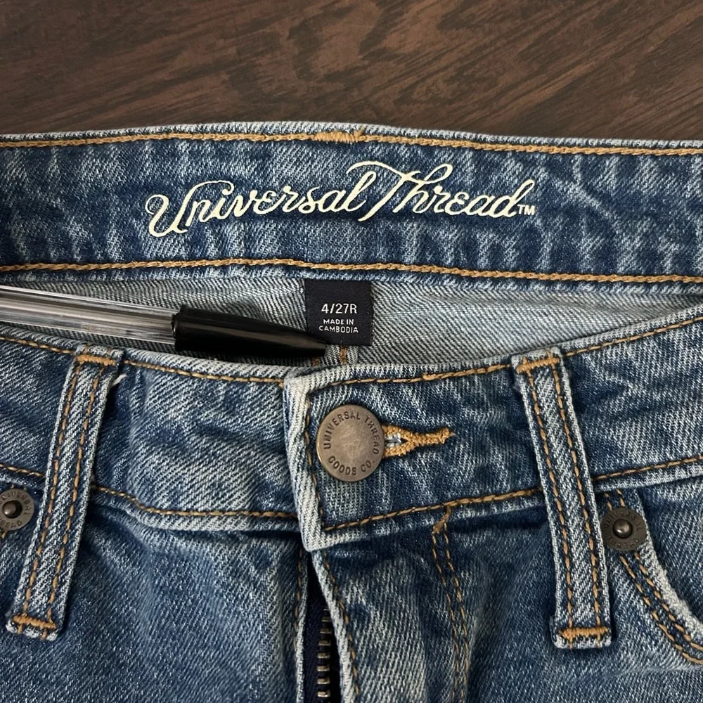 Universal Thread Medium-Wash Distressed High-Rise Cutoff Denim Shorts - Picture 5 of 6